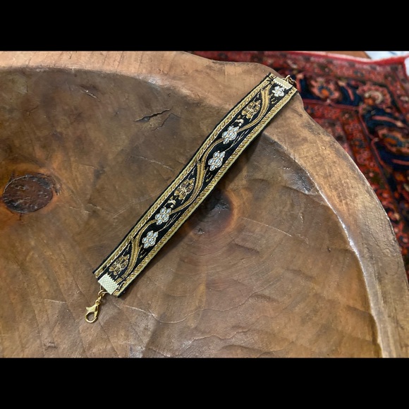 Floral embroidered bavarian webbing festival bracelet - Picture 6 of 6